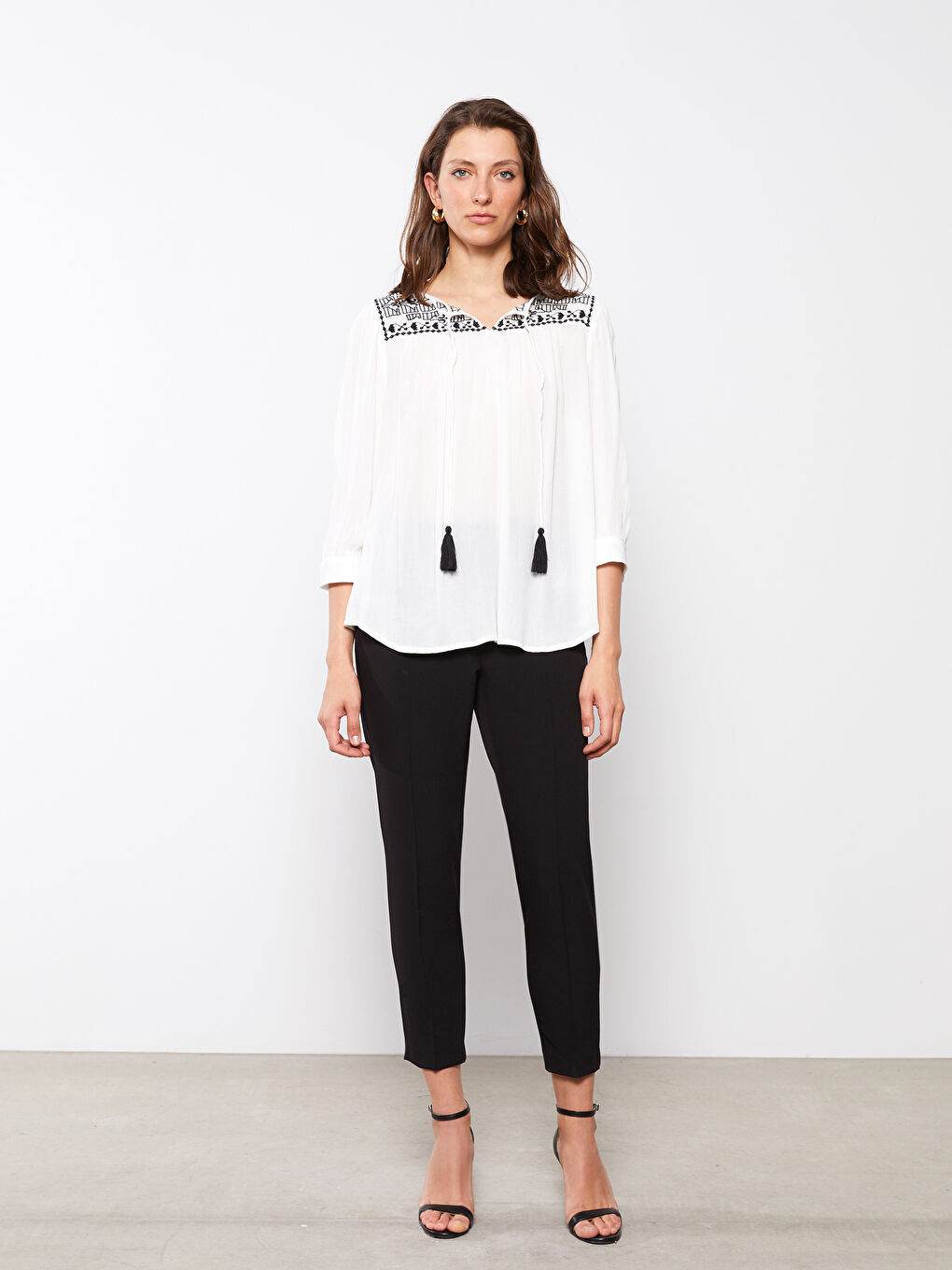 بلوزة ياقة مربوطة مطرزة قماش كِشكِش للسيدات-3