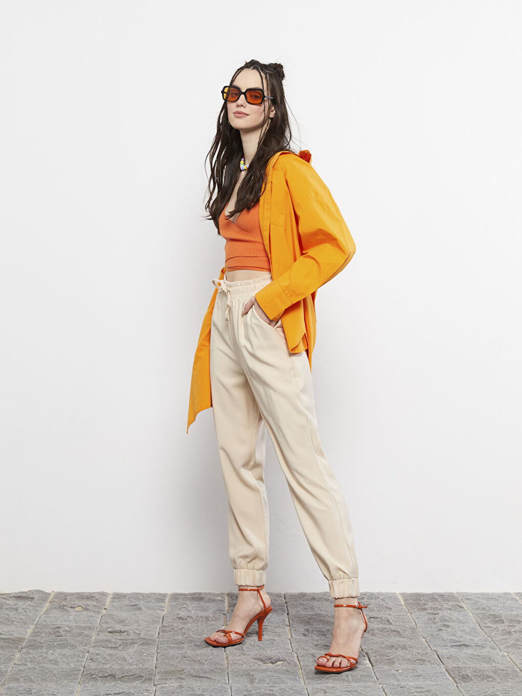 Bej Beli Lastikli Düz Cep Detaylı Kadın Jogger Pantolon-1