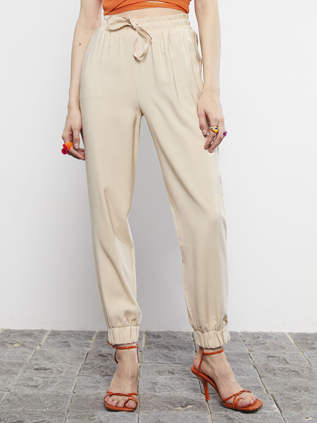 Bej Beli Lastikli Düz Cep Detaylı Kadın Jogger Pantolon-2