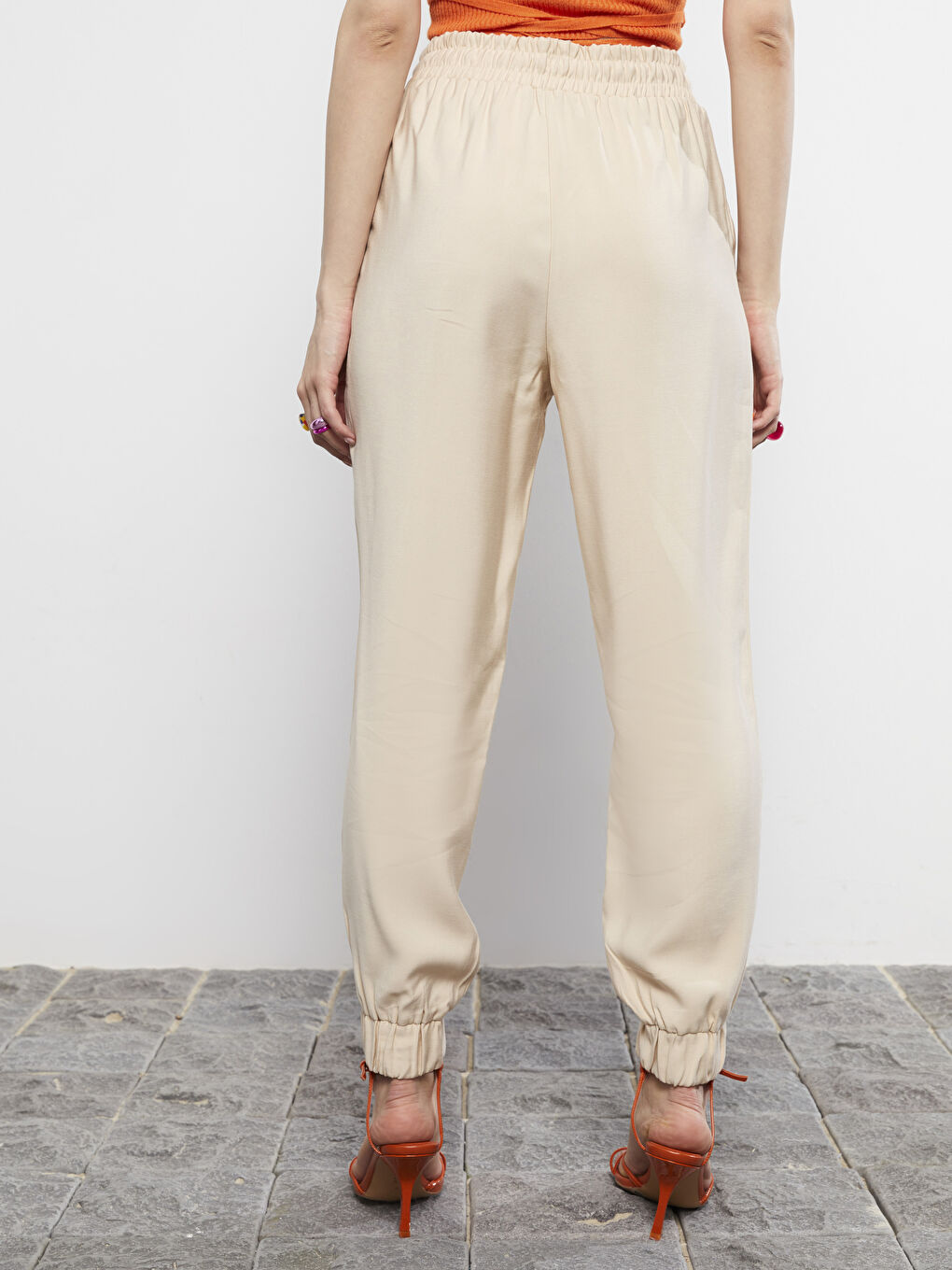 Bej Beli Lastikli Düz Cep Detaylı Kadın Jogger Pantolon-4