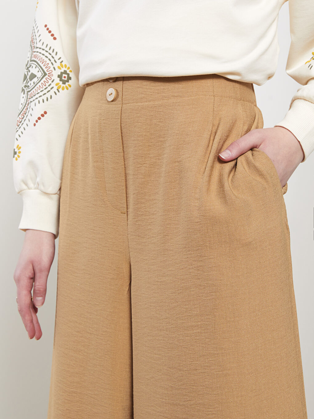Bej Kadın Beli Lastikli Rahat Kalıp Düz Pantolon-3