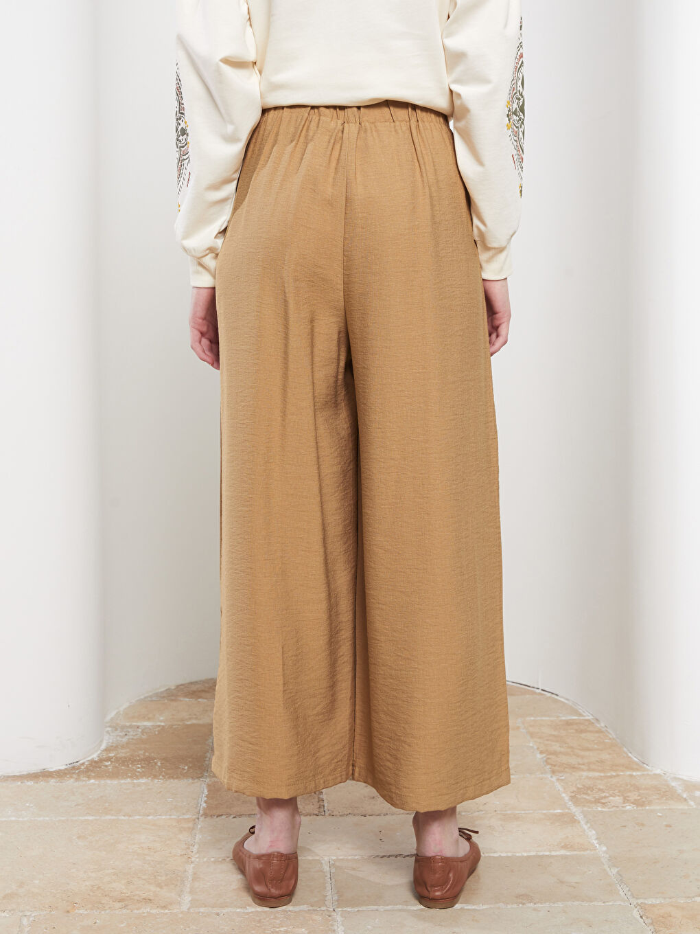 Bej Kadın Beli Lastikli Rahat Kalıp Düz Pantolon-4