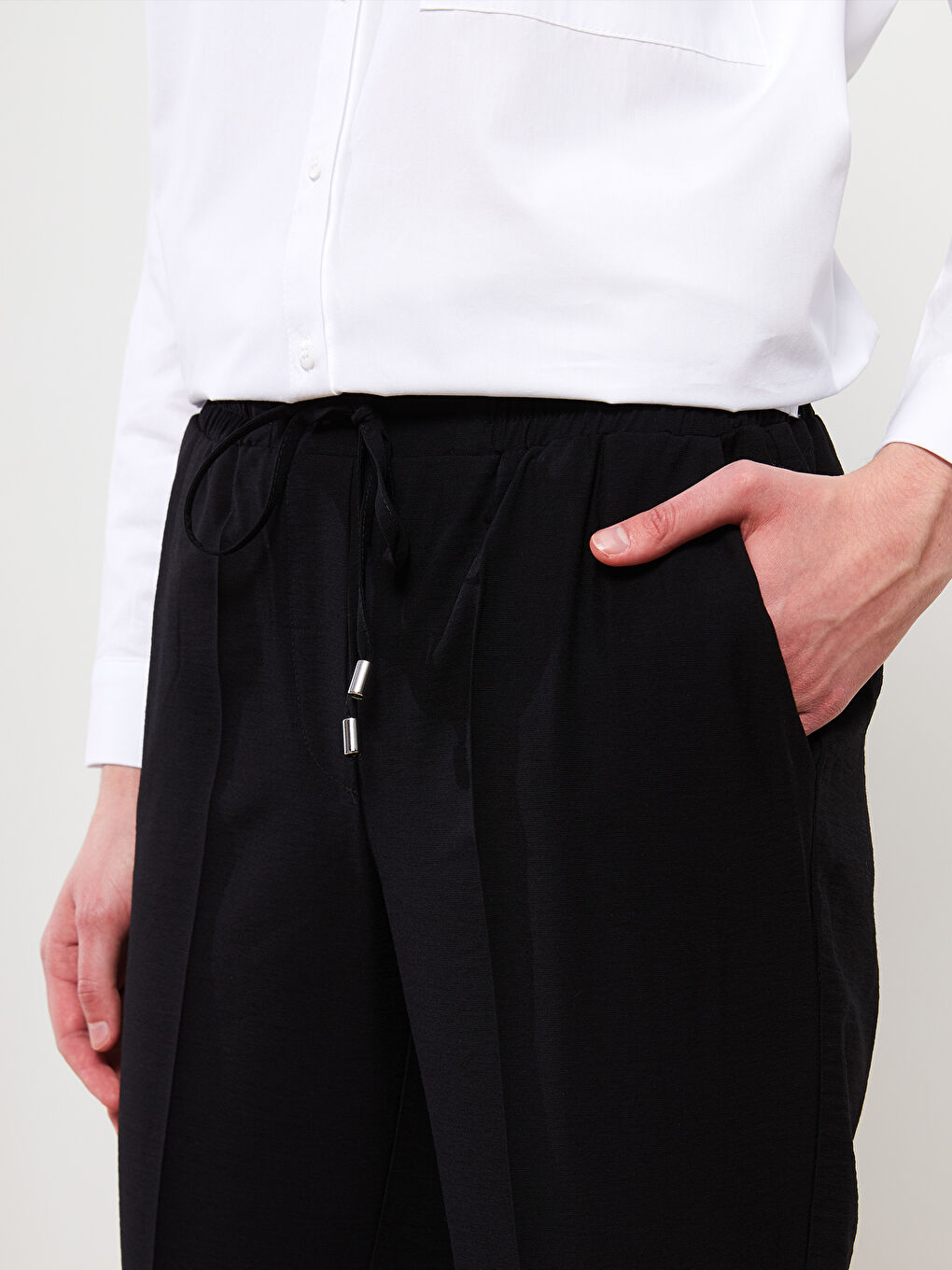 Siyah Beli Lastikli Rahat Kalıp Cep Detaylı Kadın Pantolon-2