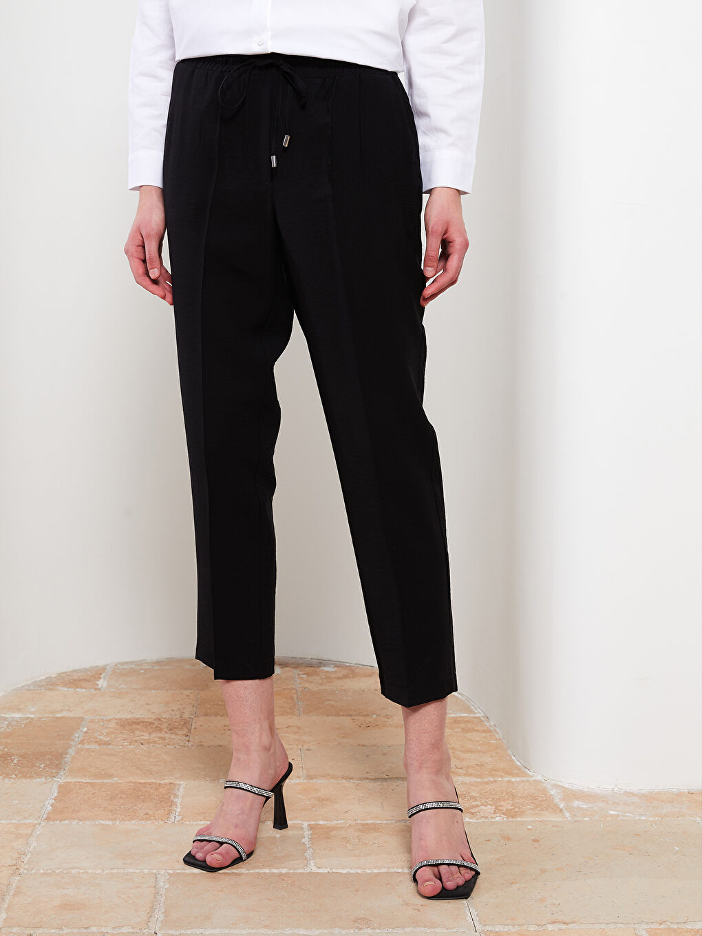 Siyah Beli Lastikli Rahat Kalıp Cep Detaylı Kadın Pantolon-3