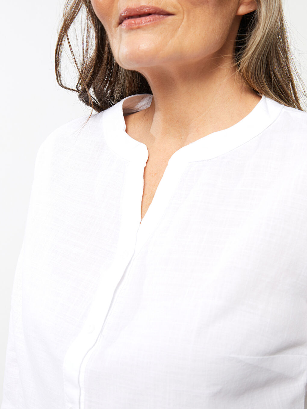 Beyaz Kaçık Yaka Düz Pamuklu Kadın Gömlek-3