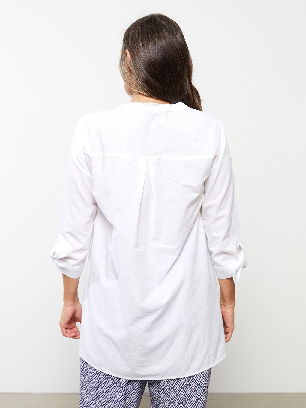 Beyaz Kaçık Yaka Düz Pamuklu Kadın Gömlek-4