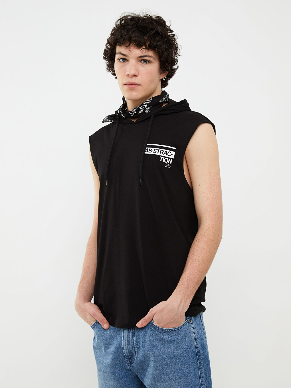 Siyah Kapüşonlu Baskılı Erkek Kolsuz Tişört