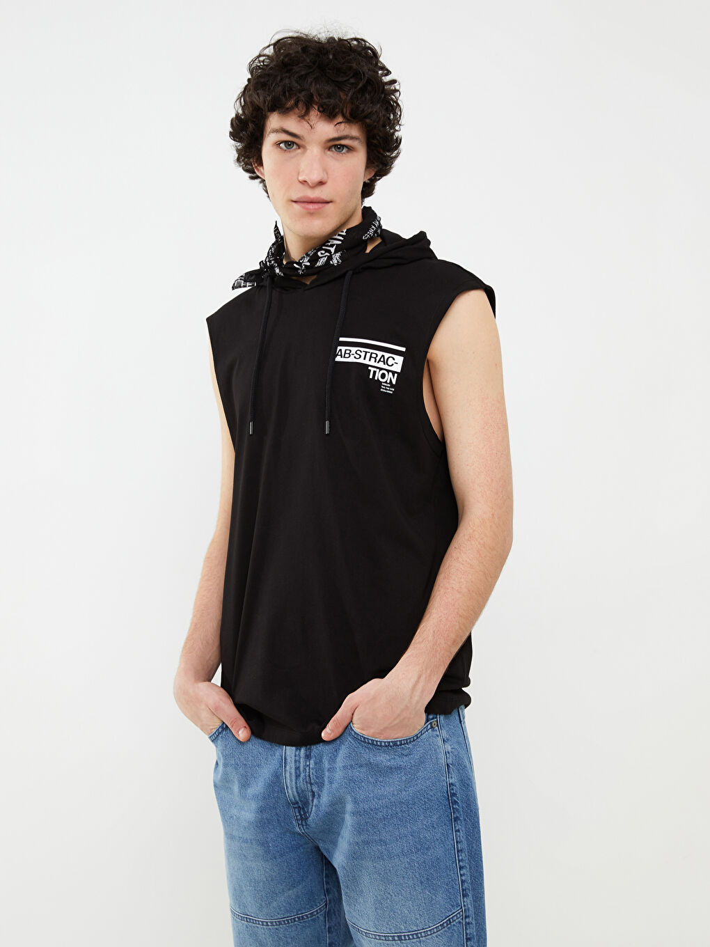 Siyah Kapüşonlu Baskılı Erkek Kolsuz Tişört-2