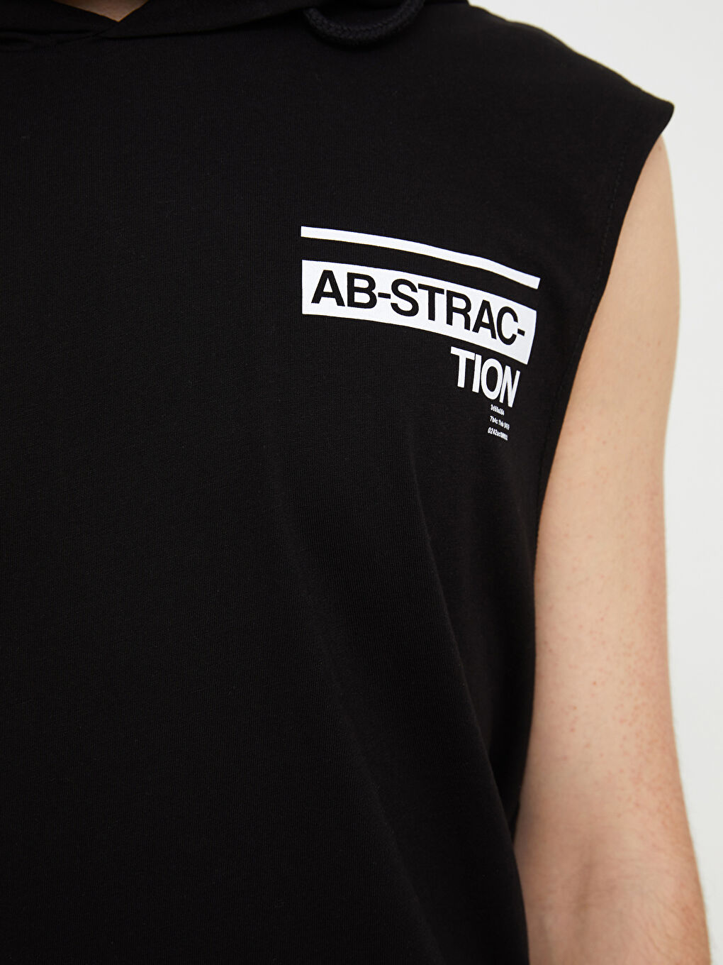 Siyah Kapüşonlu Baskılı Erkek Kolsuz Tişört-3
