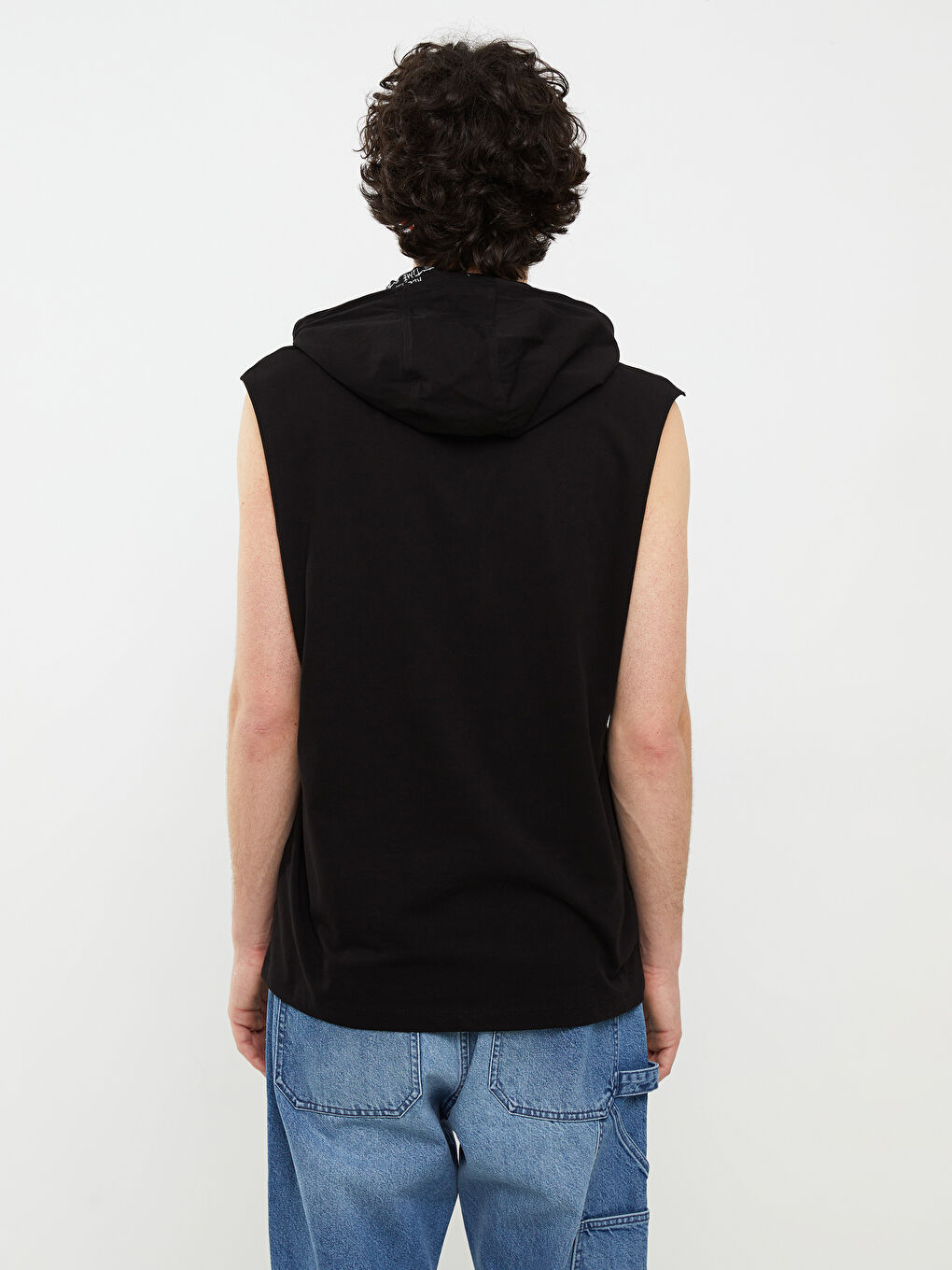 Siyah Kapüşonlu Baskılı Erkek Kolsuz Tişört-4