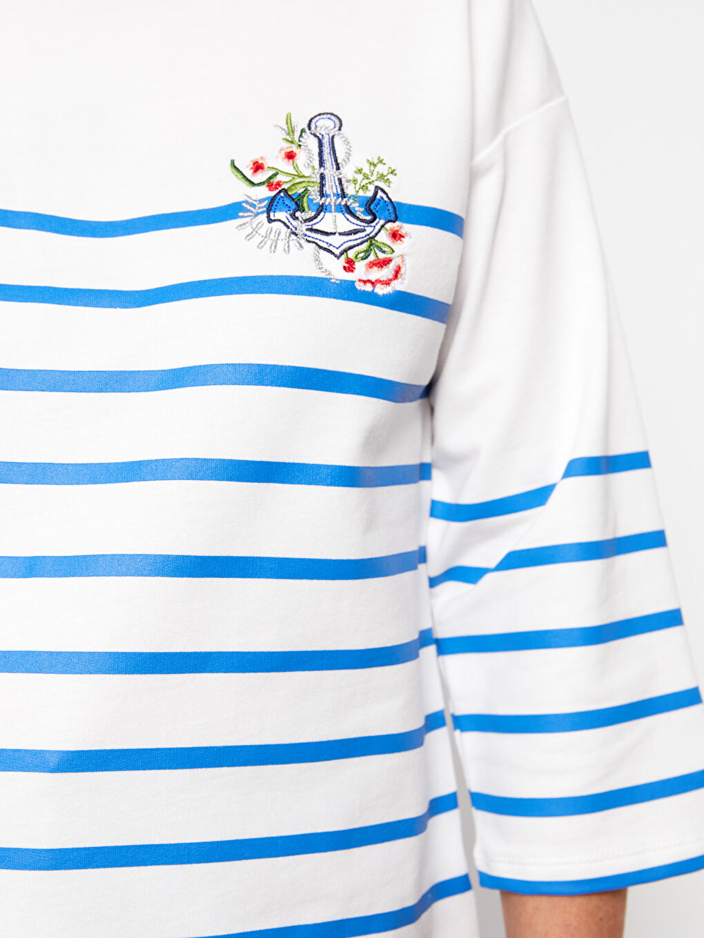 Beyaz Kadın Bisiklet Yaka Çizgili Tişört-4