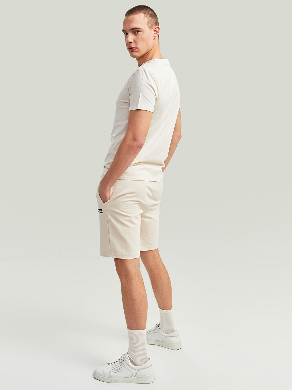 شورت رجالي محبوك بنقشة قياسية