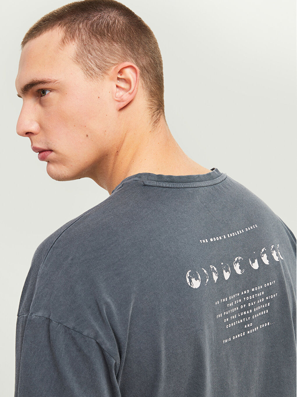 تيشيرت أوفراسايز ياقة دائرية كم قصير مطبوع جيرسي للرجال