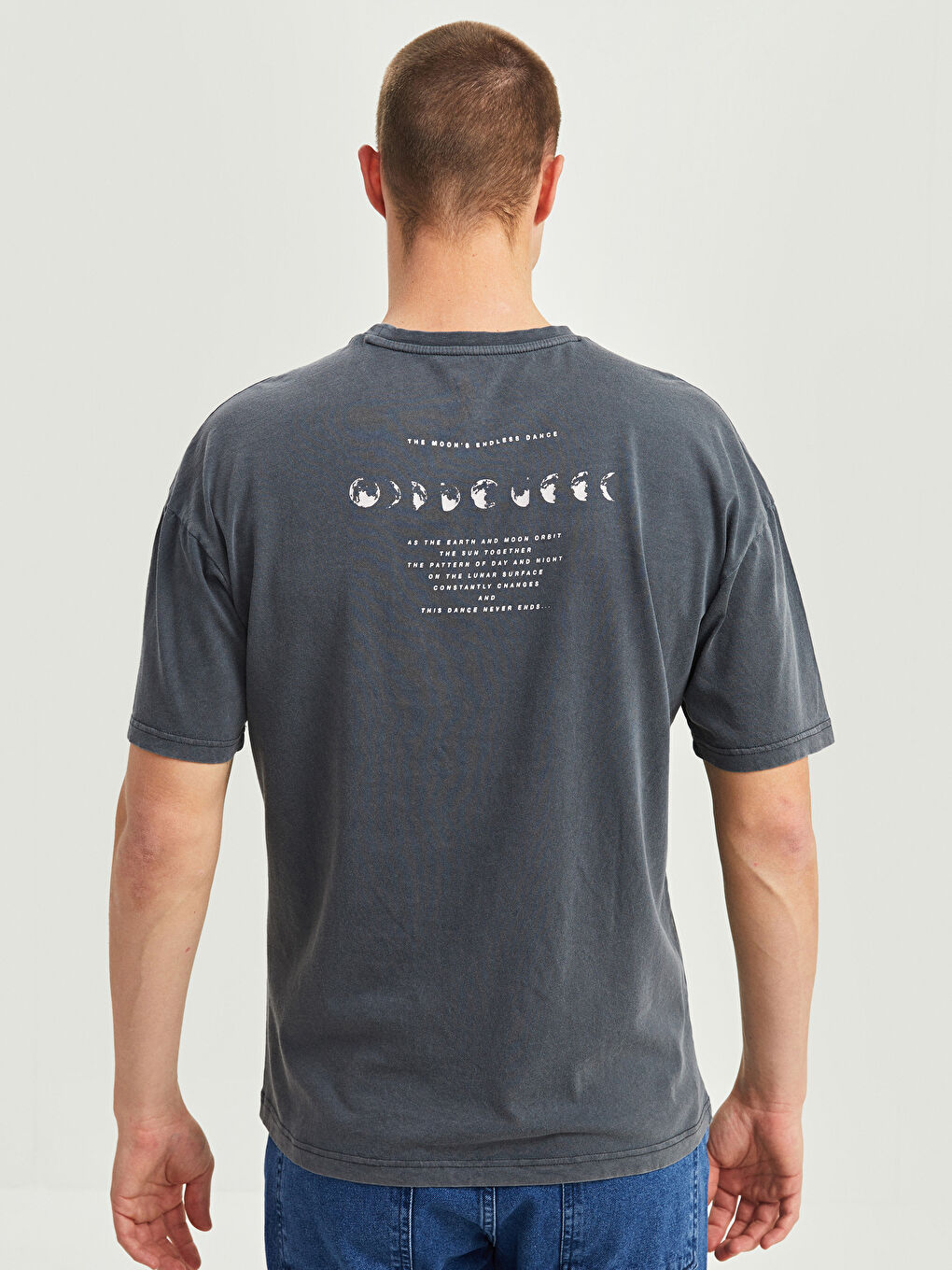 تيشيرت أوفراسايز ياقة دائرية كم قصير مطبوع جيرسي للرجال-4