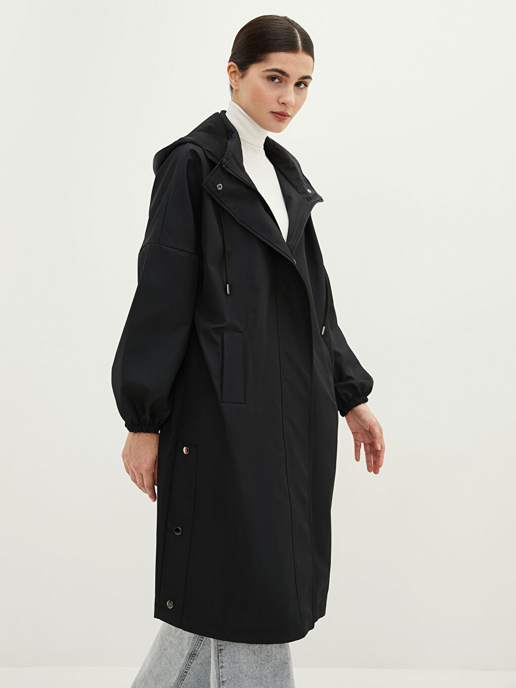 Siyah Kapüşonlu Düz Uzun Kollu Cep Detaylı Kadın Yağmurluk-1