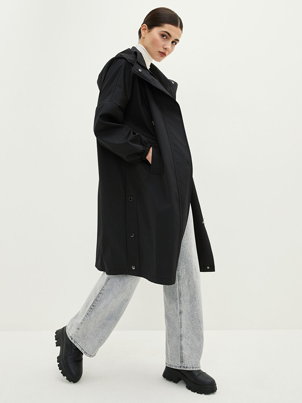 Siyah Kapüşonlu Düz Uzun Kollu Cep Detaylı Kadın Yağmurluk-2