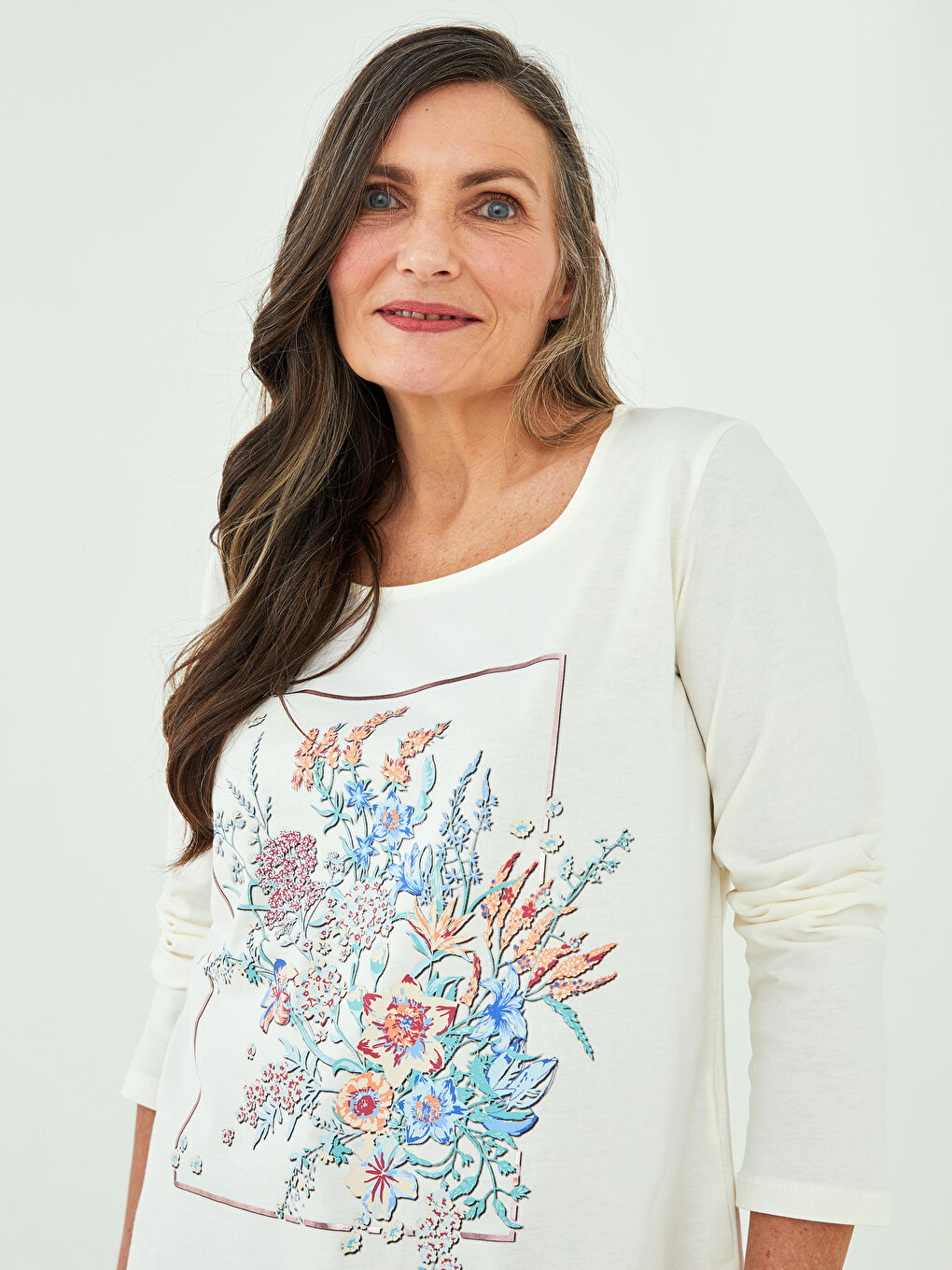 Ekru Bisiklet Yaka Baskılı Uzun Kollu Kadın Tişört-1