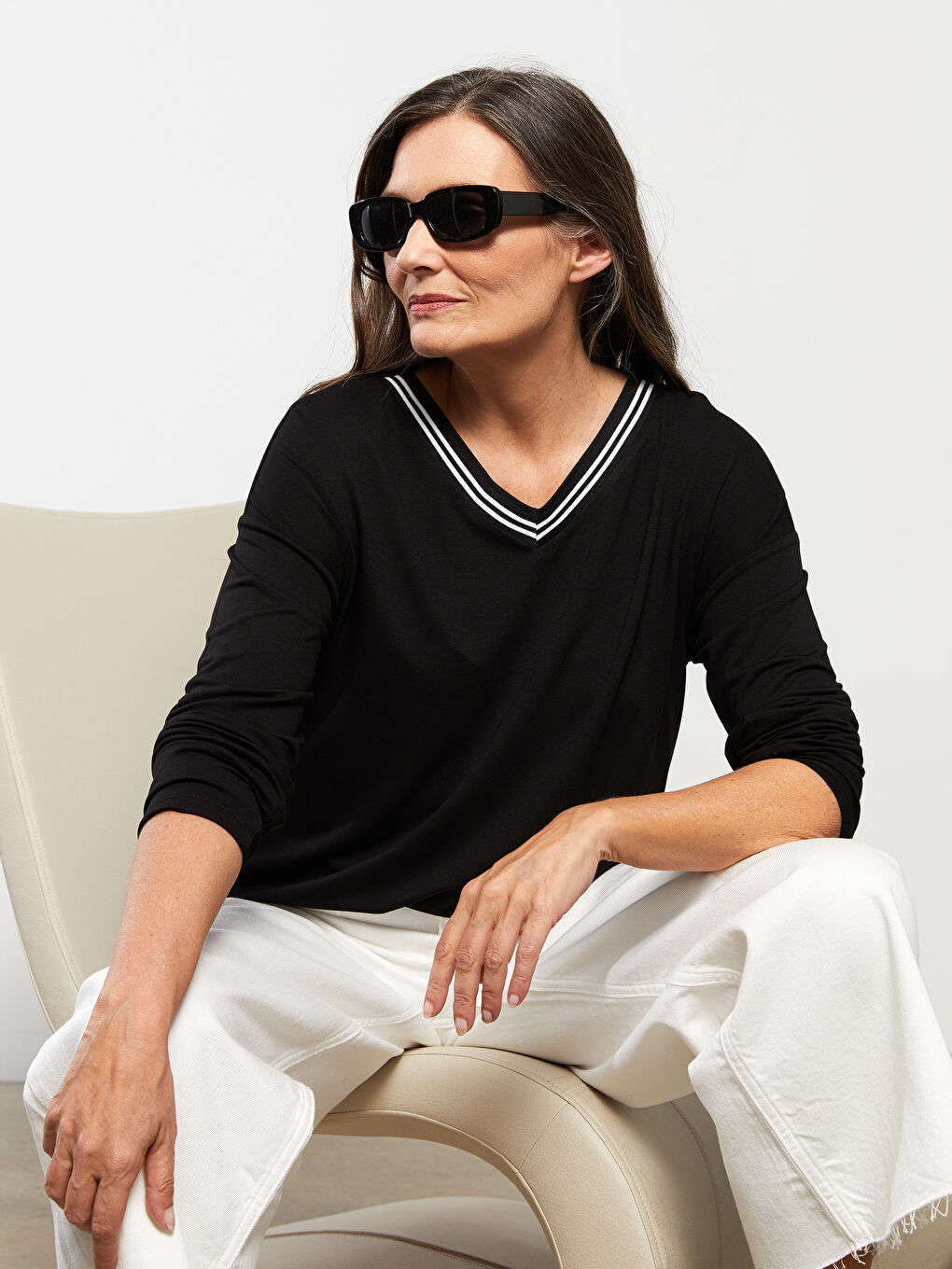 تيشيرت نسائي بأكمام طويلة وفتحة رقبة على شكل حرف V سادة