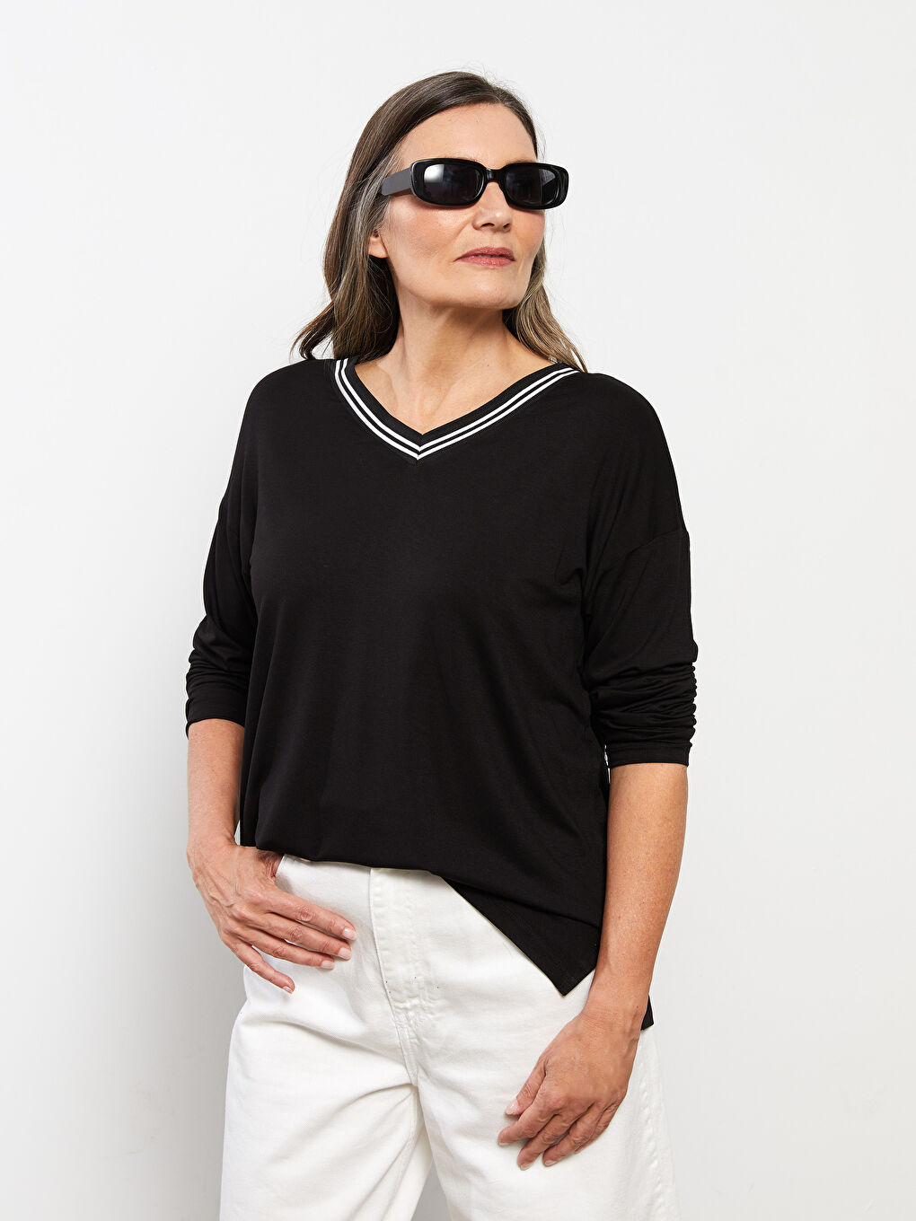 تيشيرت نسائي بأكمام طويلة وفتحة رقبة على شكل حرف V سادة-1