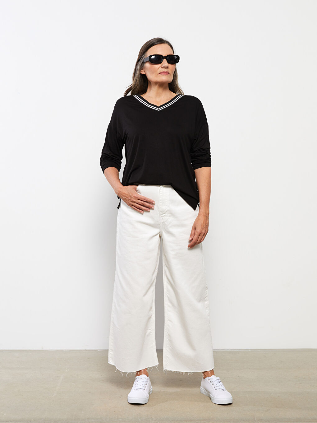 تيشيرت نسائي بأكمام طويلة وفتحة رقبة على شكل حرف V سادة-2