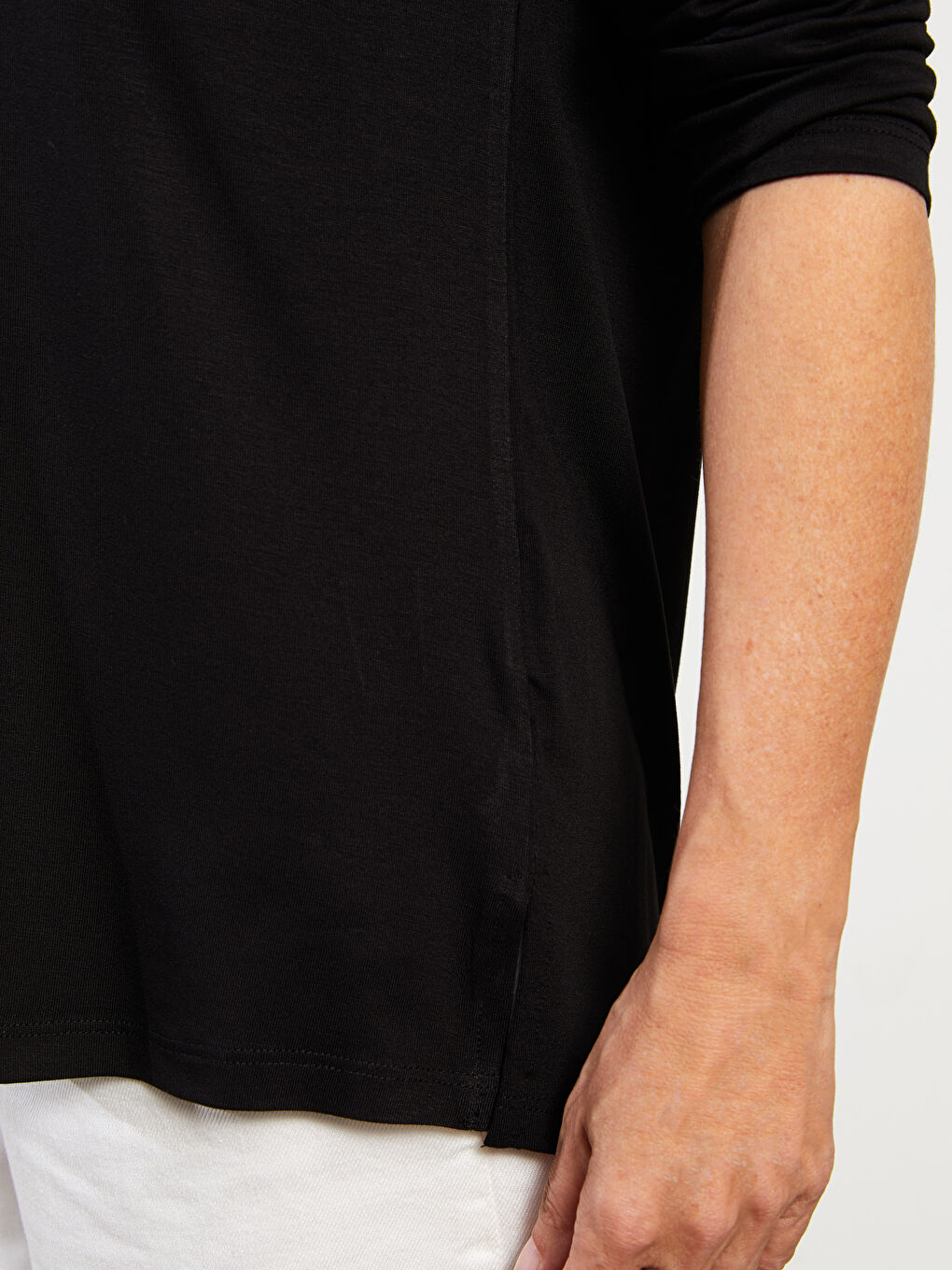 تيشيرت نسائي بأكمام طويلة وفتحة رقبة على شكل حرف V سادة-3