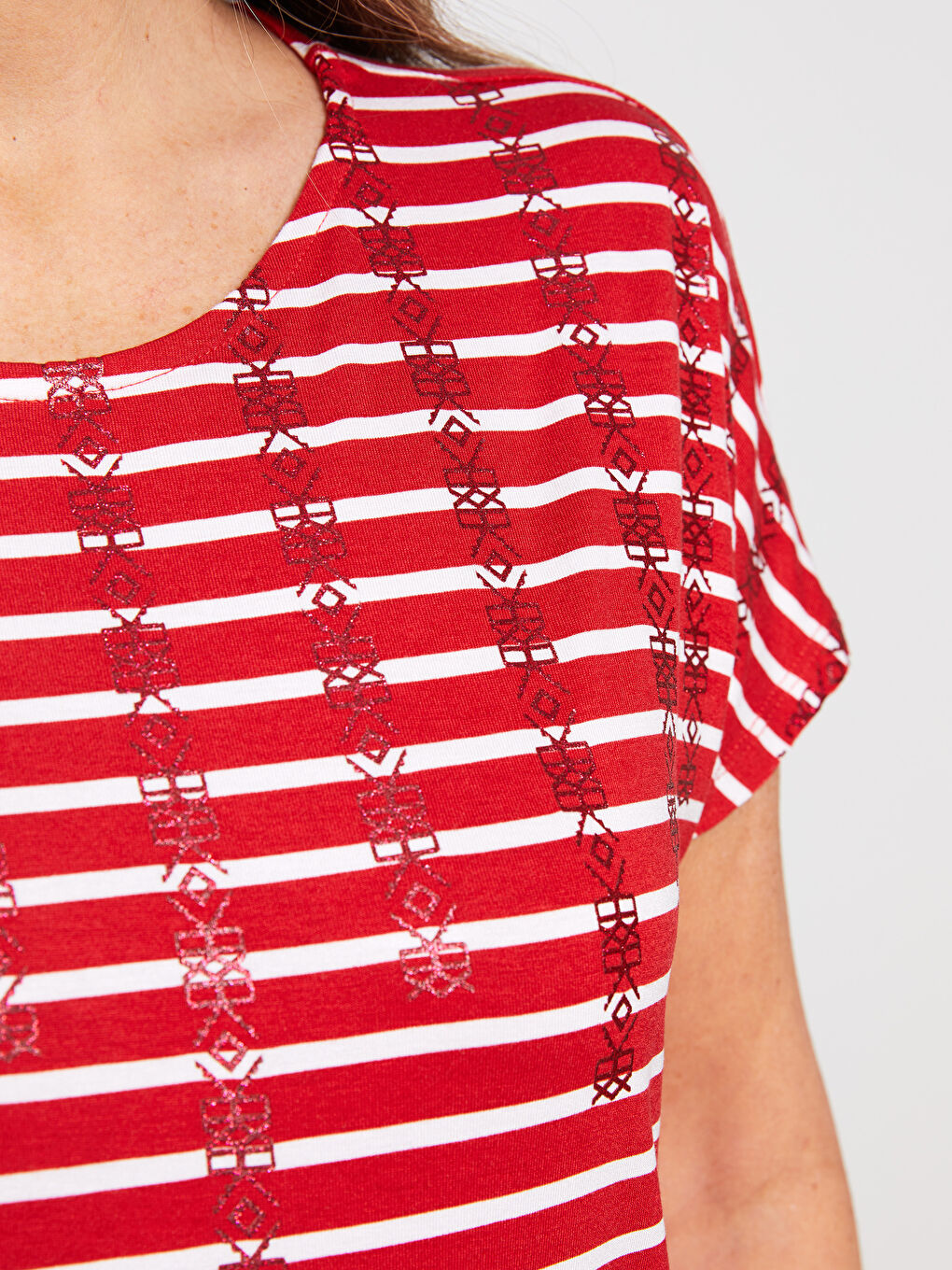 Kırmızı Bisiklet Yaka Çizgili Kısa Kollu Krep Kadın Tişört-3