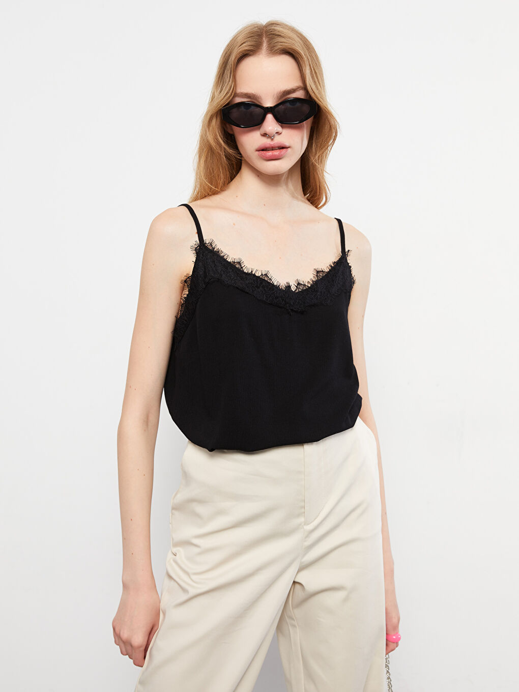 Siyah V Yaka Nakışlı Askılı Viskon Kadın Bluz