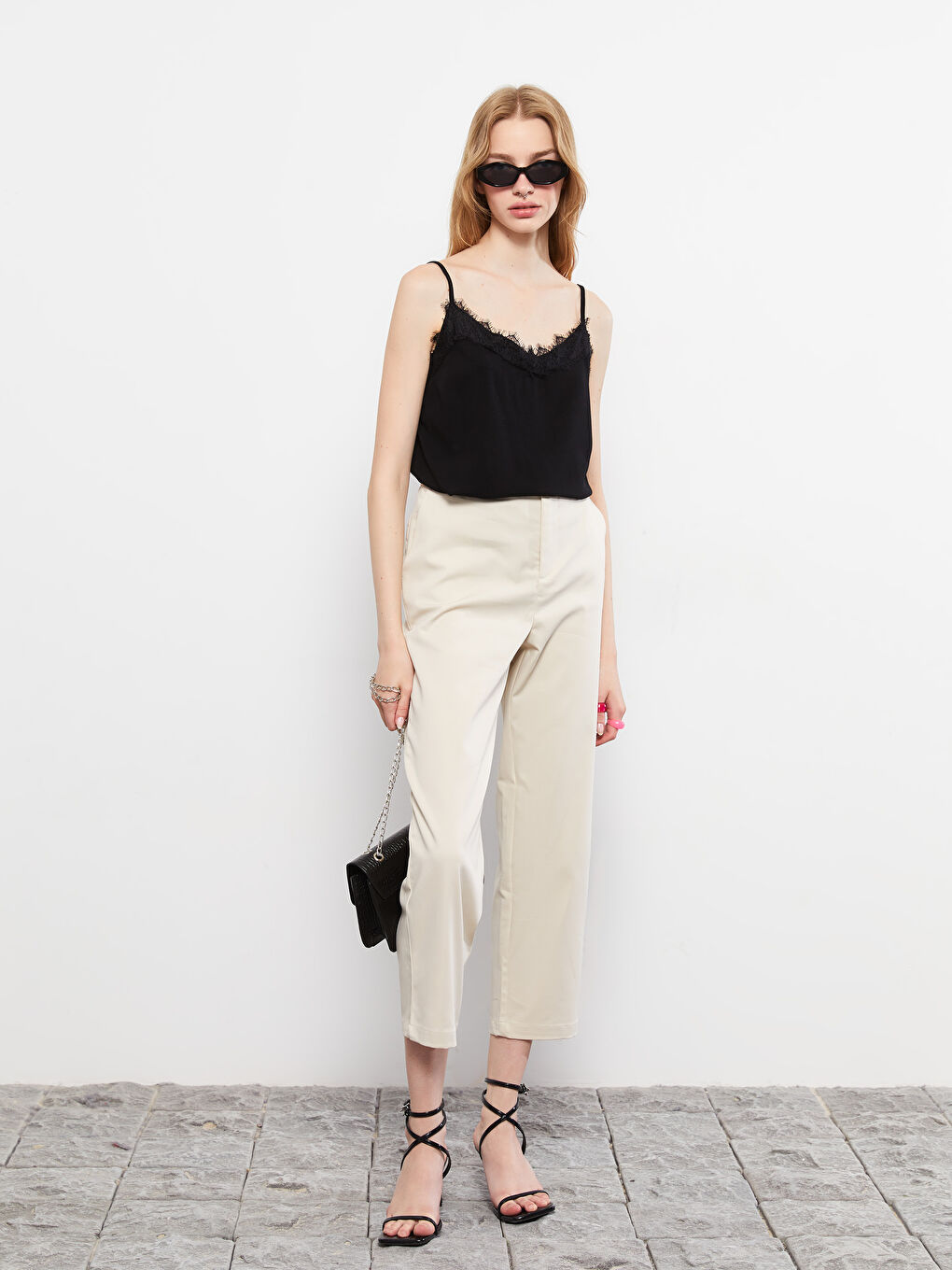 Siyah V Yaka Nakışlı Askılı Viskon Kadın Bluz-2