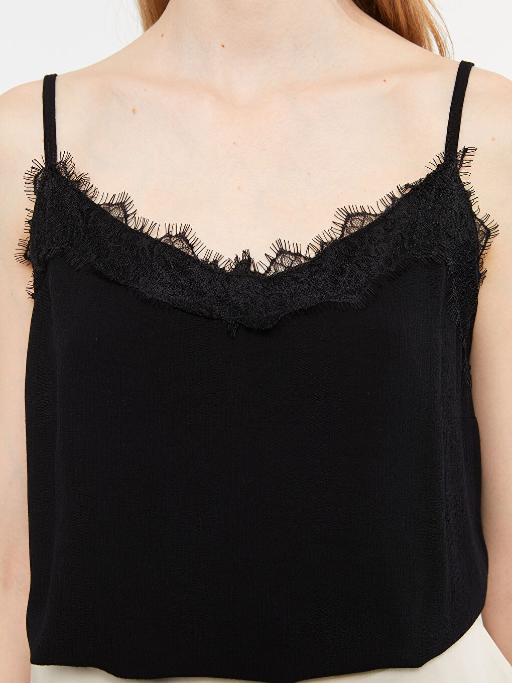 Siyah V Yaka Nakışlı Askılı Viskon Kadın Bluz-3