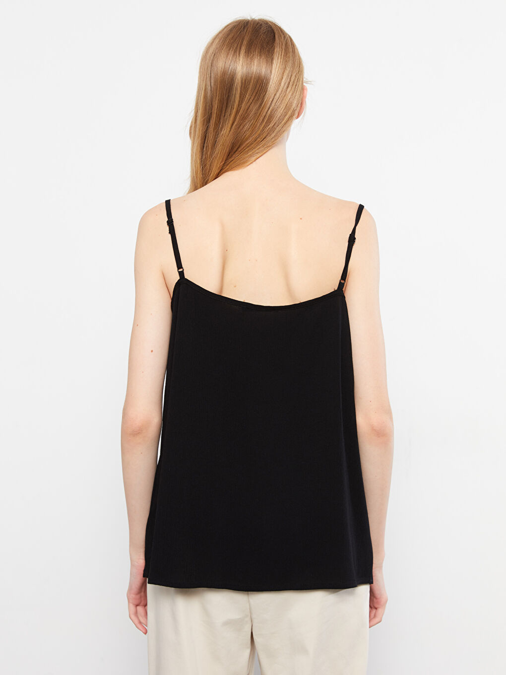 Siyah V Yaka Nakışlı Askılı Viskon Kadın Bluz-4