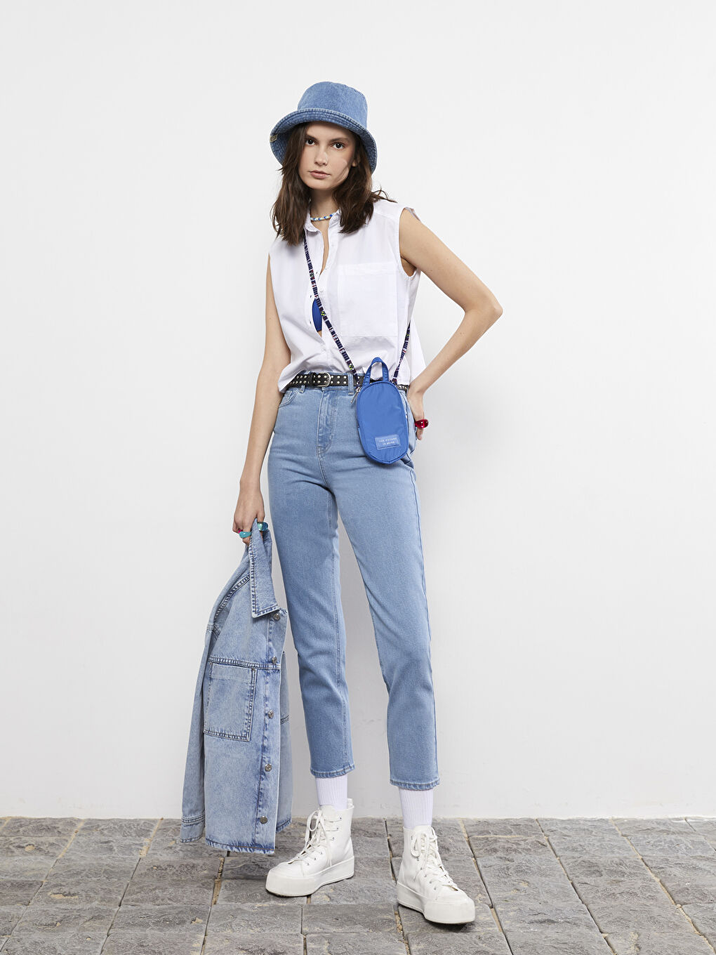 Beyaz Önden Düğme Kapamalı Düz Kolsuz Poplin Kadın Gömlek