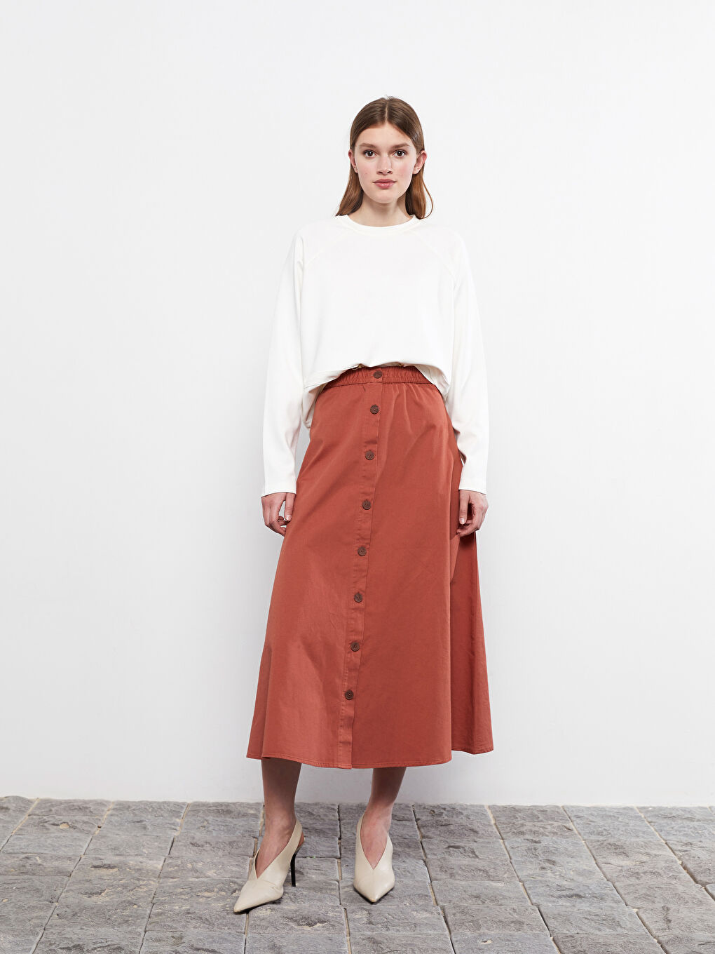 جيبة نسائية سادة بتفاصيل أزرار وحزام مطاطي من قماش الجبردين-1