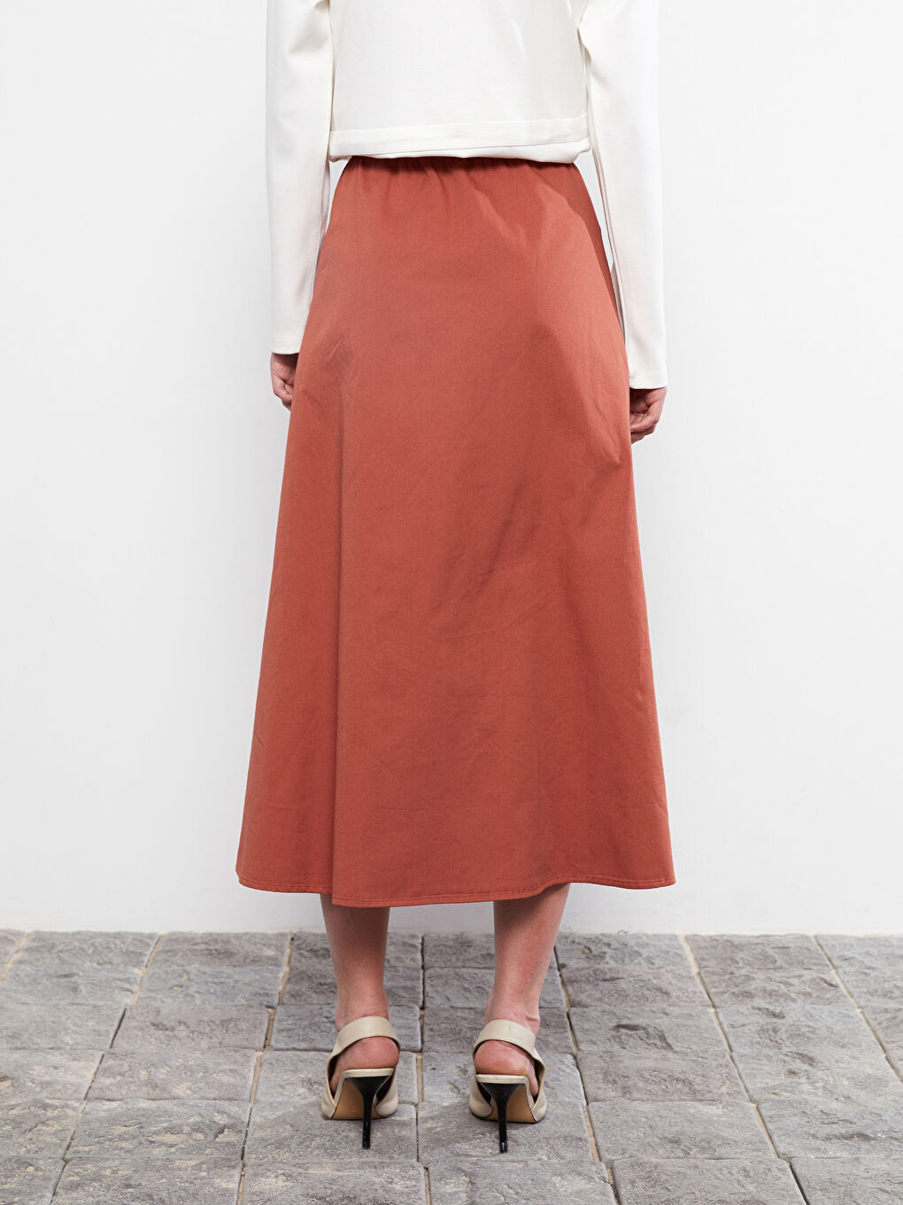 جيبة نسائية سادة بتفاصيل أزرار وحزام مطاطي من قماش الجبردين-2