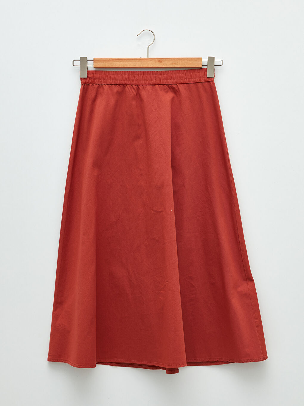 جيبة نسائية سادة بتفاصيل أزرار وحزام مطاطي من قماش الجبردين-4