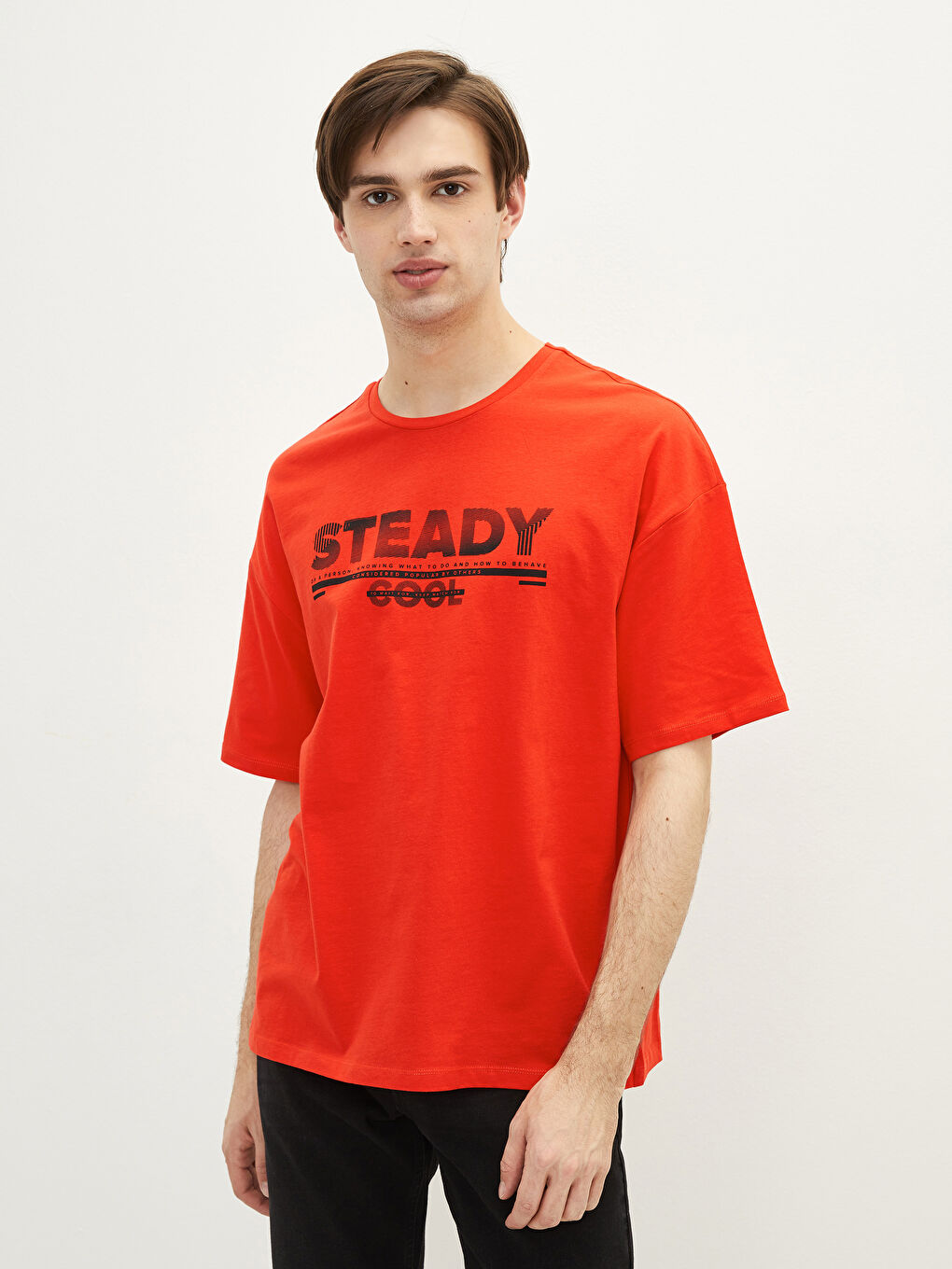 Kırmızı Oversize Bisiklet Yaka Kısa Kollu Baskılı Penye Erkek Tişört-1