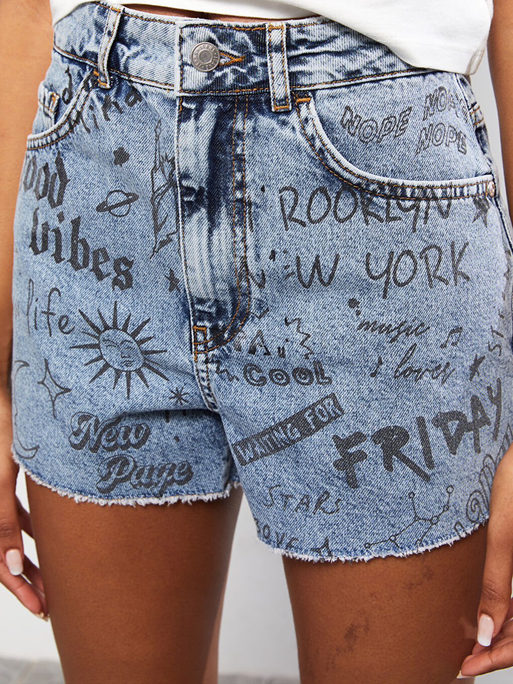 شورت جينز روديو حريمي بتفاصيل جيب مطبوعة بقصة مريحة و خصر عالي-4