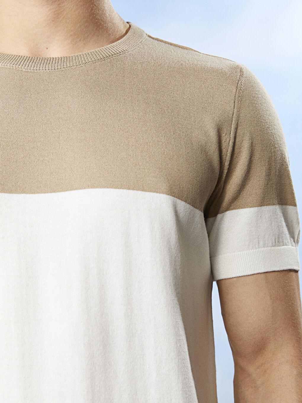 Beyaz Bisiklet Yaka Kısa Kollu Renk Bloklu Erkek Triko Kazak-1