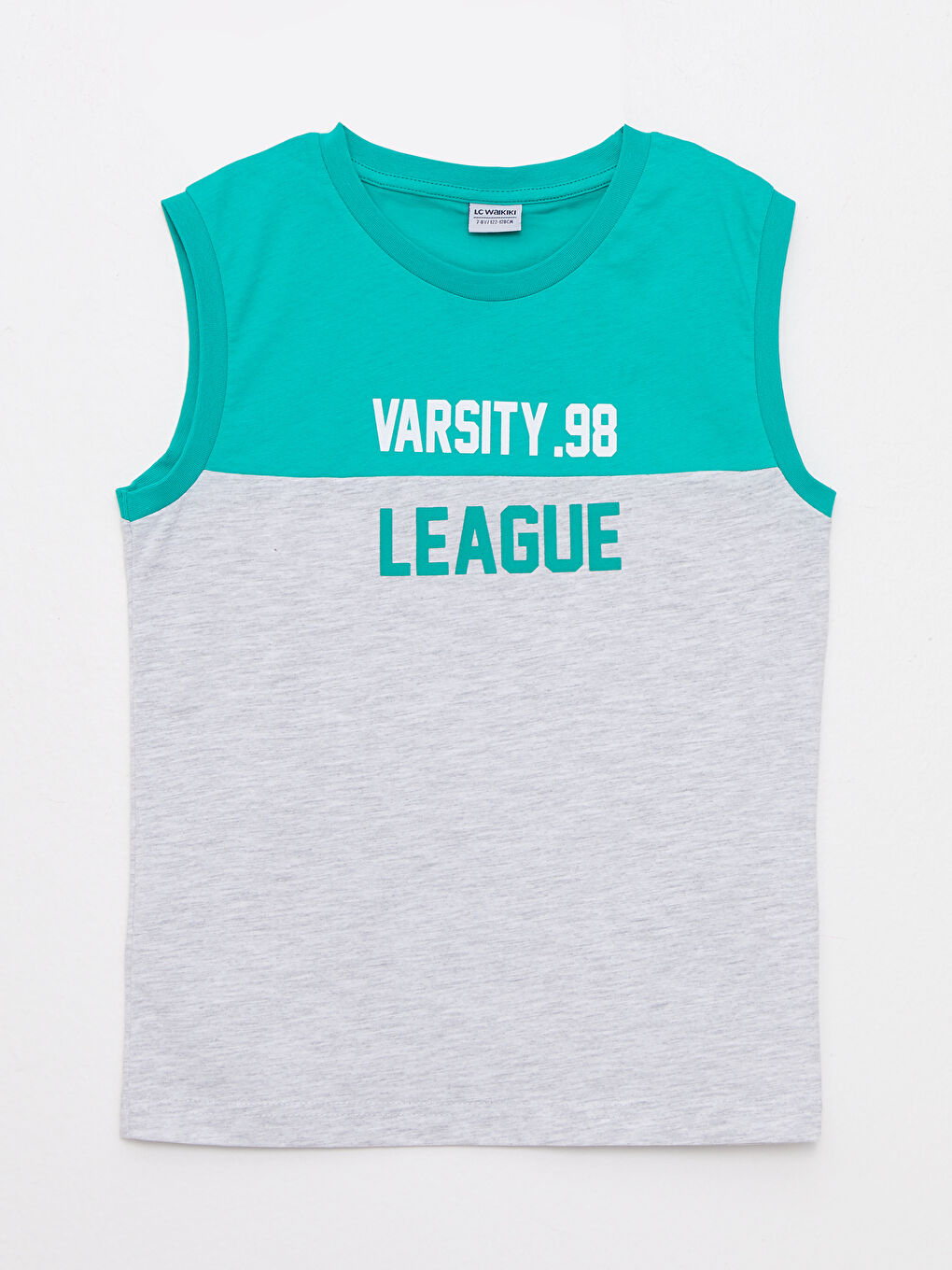 Дөңгелек жағалы принтті ұл спортшы және роликші-1