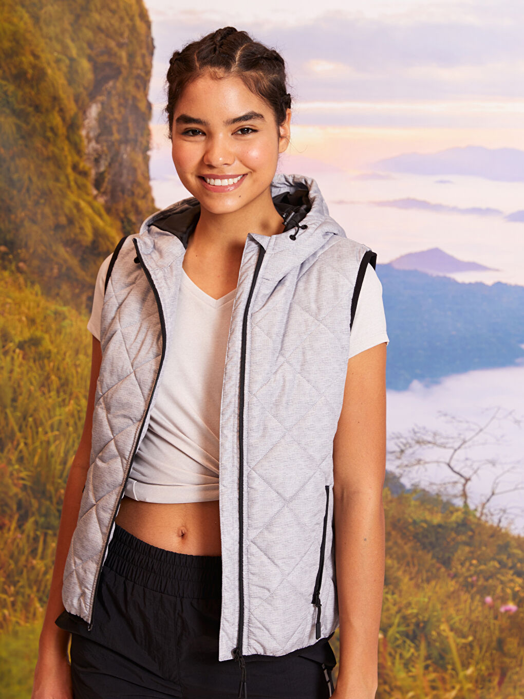 Gri Kapüşonlu Kapitone Desenli Kadın Outdoor Kadın Yelek-1