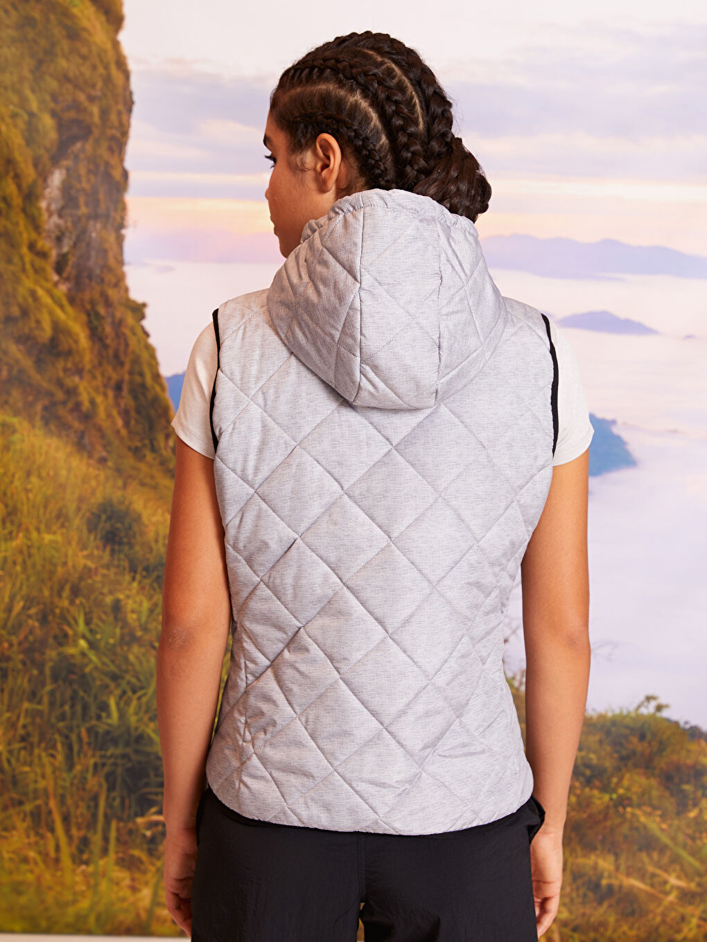 Gri Kapüşonlu Kapitone Desenli Kadın Outdoor Kadın Yelek-4