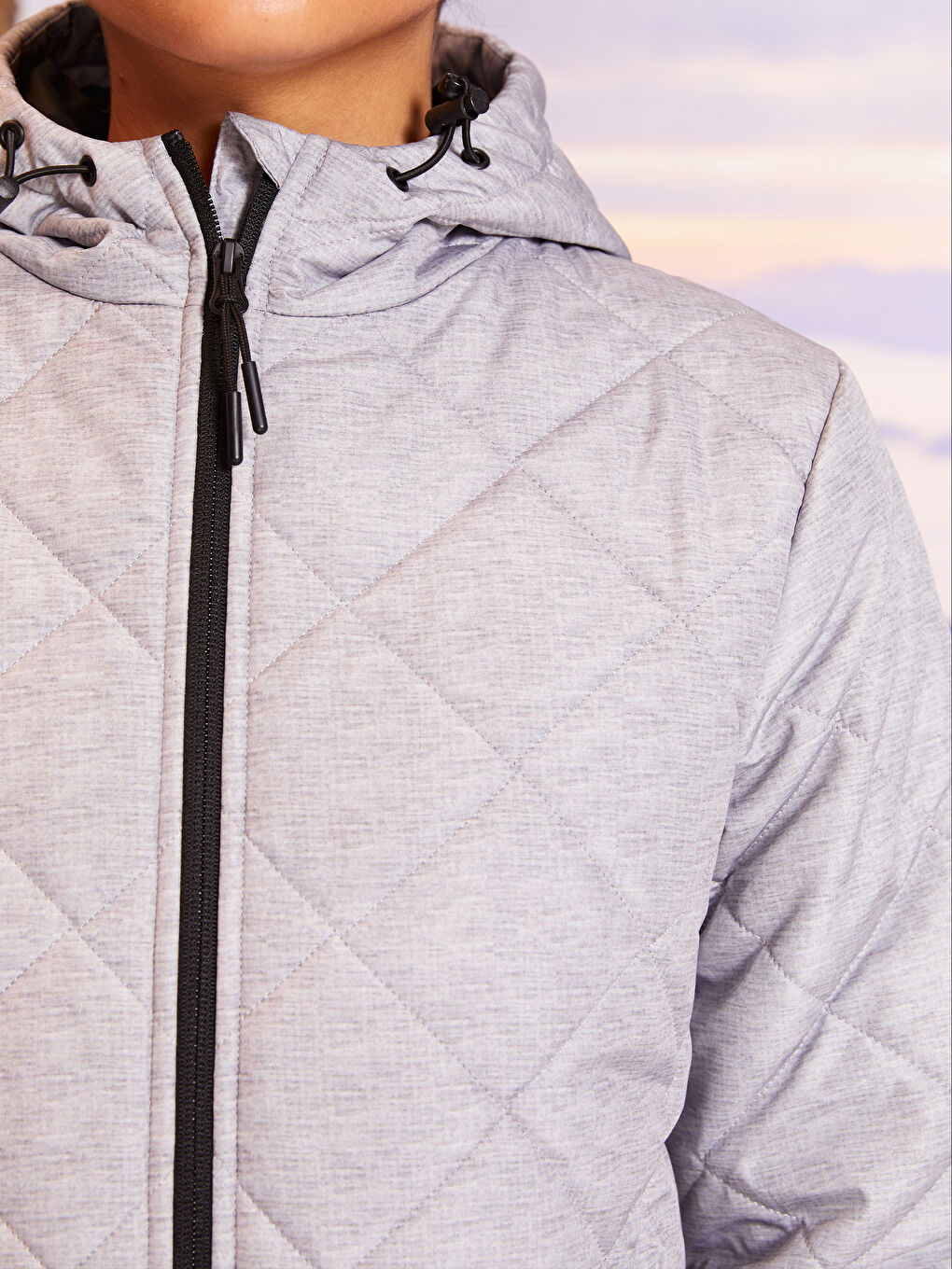 Gri Kapüşonlu Kapitone Uzun Kollu Kadın Outdoor Şişme Mont-4