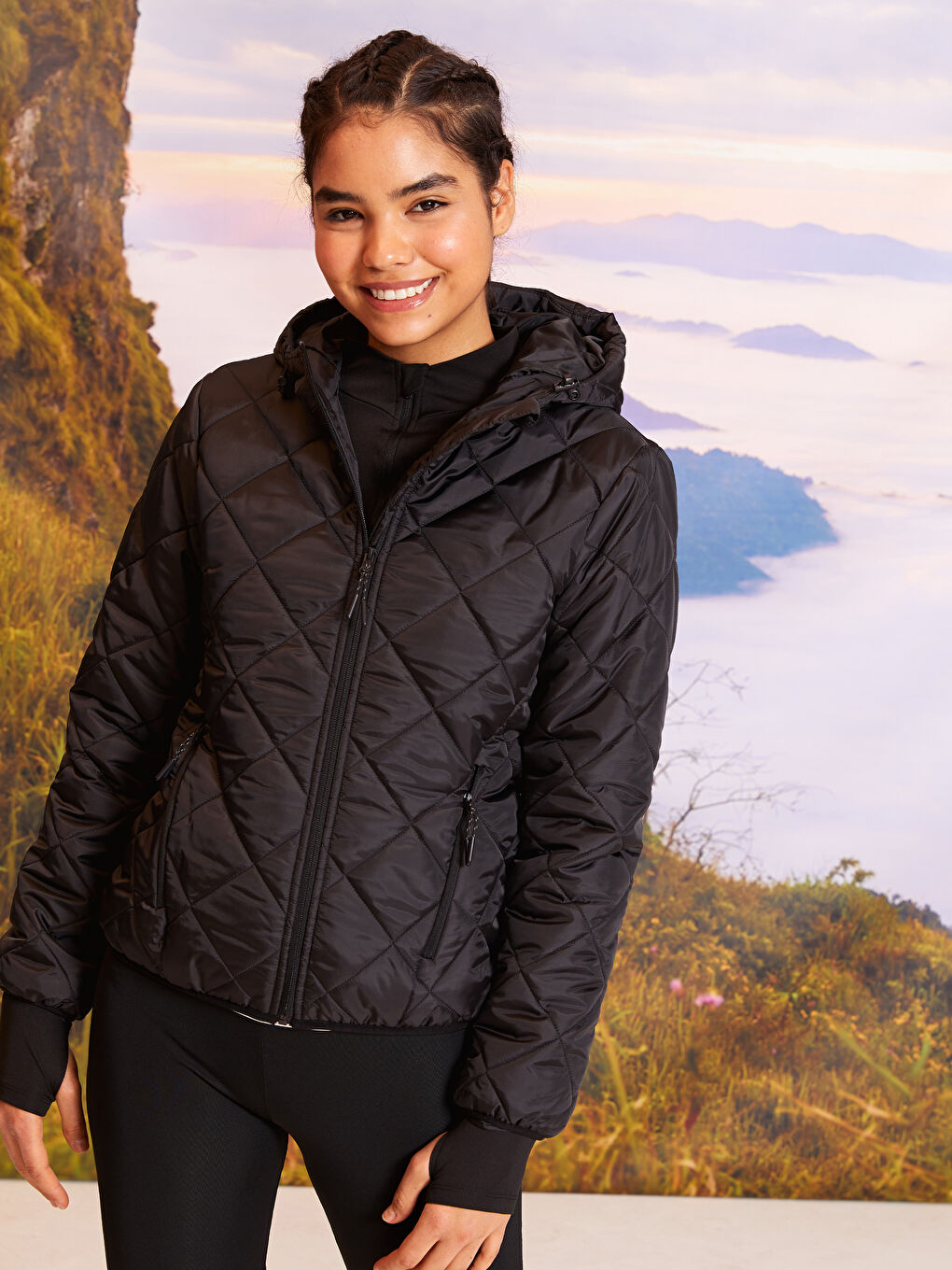 Siyah Kapüşonlu Kapitone Uzun Kollu Kadın Outdoor Şişme Mont-1