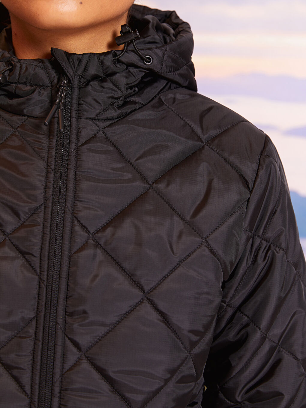 Siyah Kapüşonlu Kapitone Uzun Kollu Kadın Outdoor Şişme Mont-4