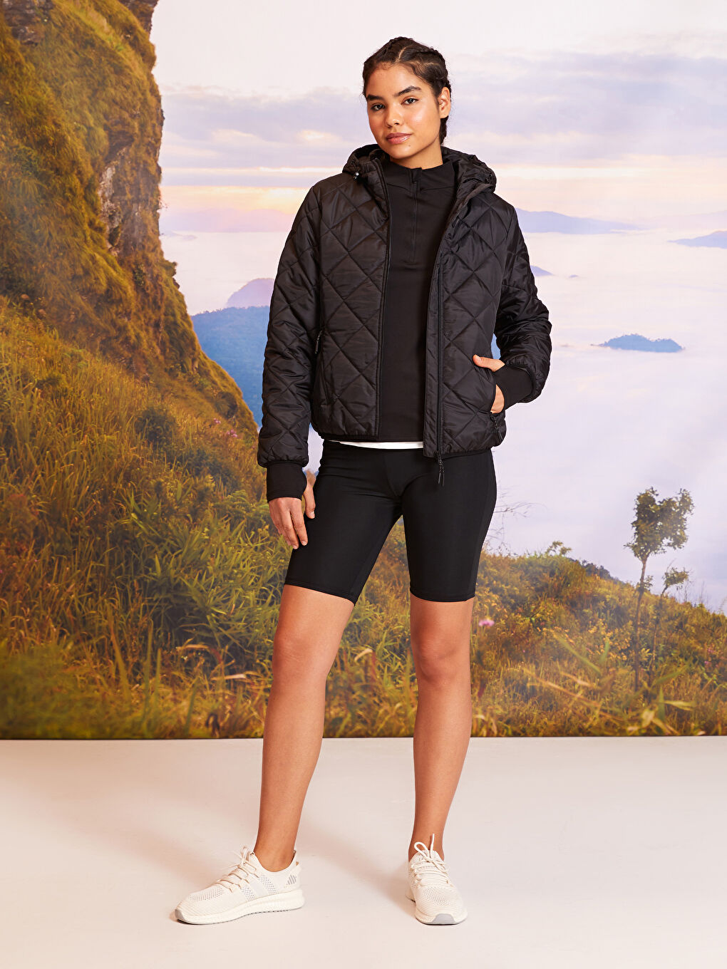 Siyah Kapüşonlu Kapitone Uzun Kollu Kadın Outdoor Şişme Mont-5