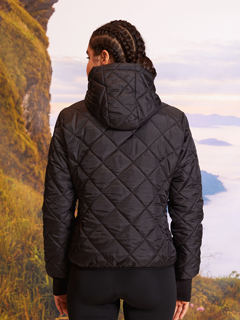 Siyah Kapüşonlu Kapitone Uzun Kollu Kadın Outdoor Şişme Mont-6