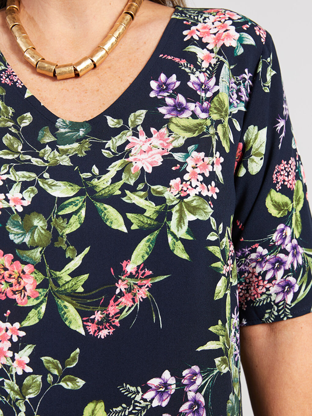 Lacivert V Yaka Çiçekli Kısa Kollu A Kesim Viskon Kadın Elbise-3