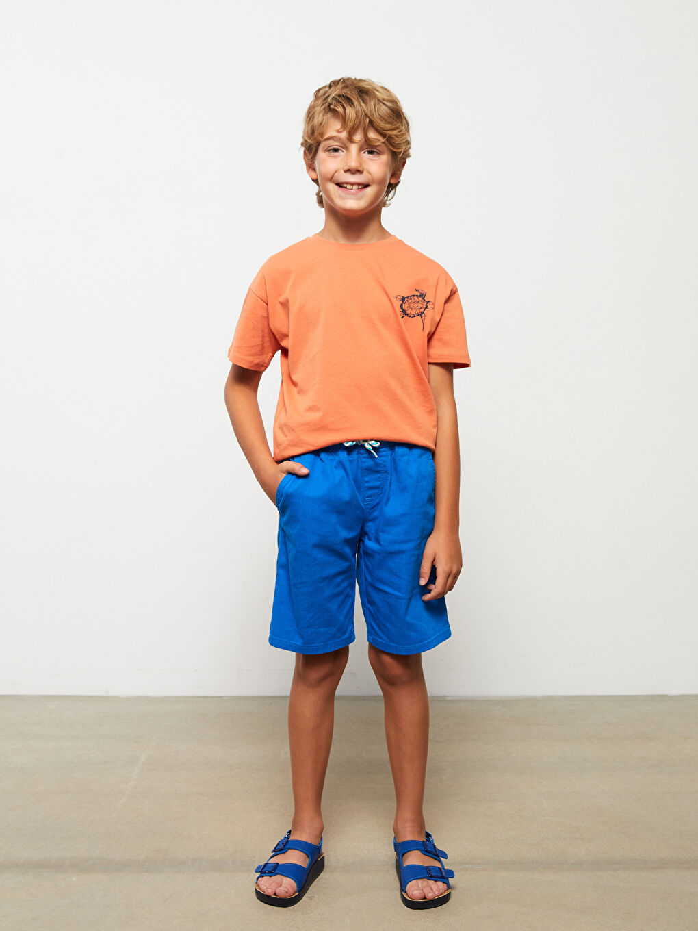 Short garçon basique en gabardine avec taille élastique