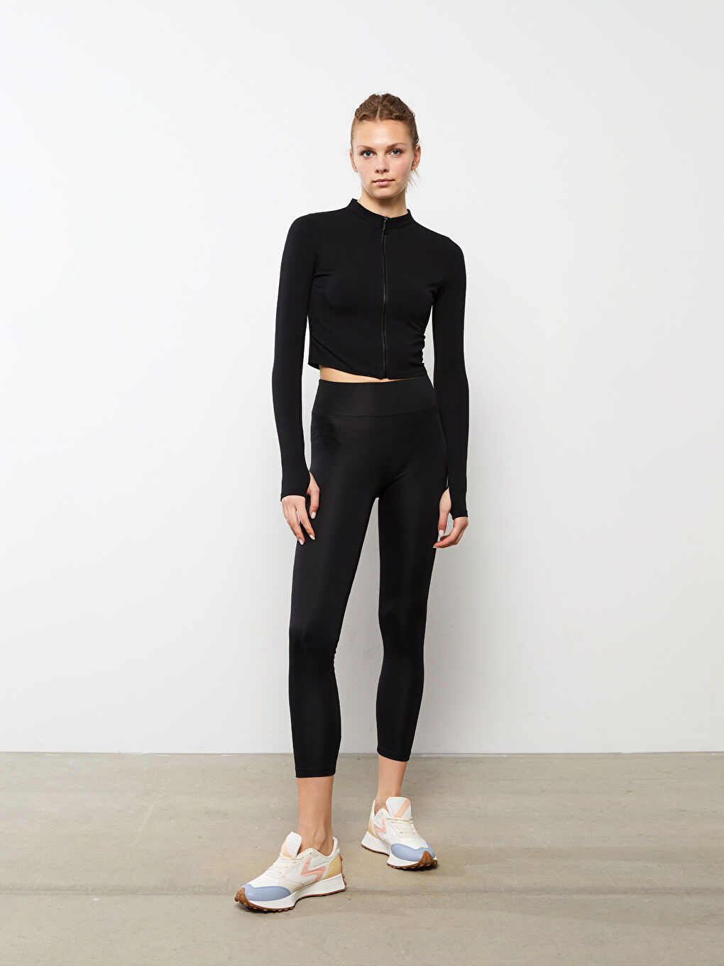 Siyah Dik Yaka Düz Uzun Kollu Crop Kadın Hırka-1