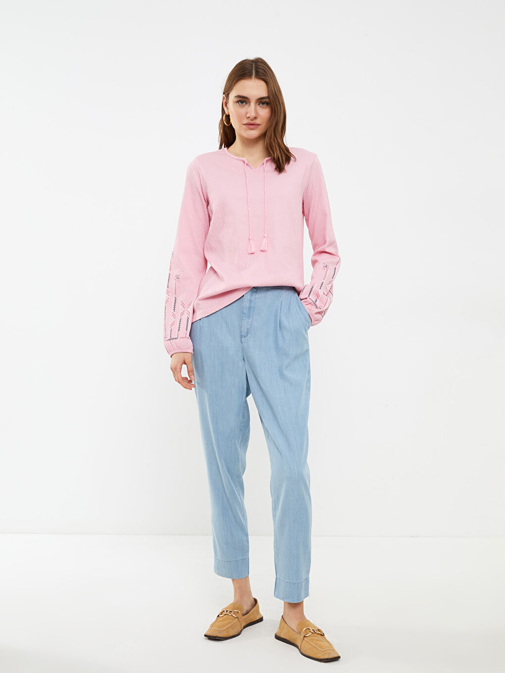 Blouse pour Femmes à Manches Longues avec Col Lavallière Brodé