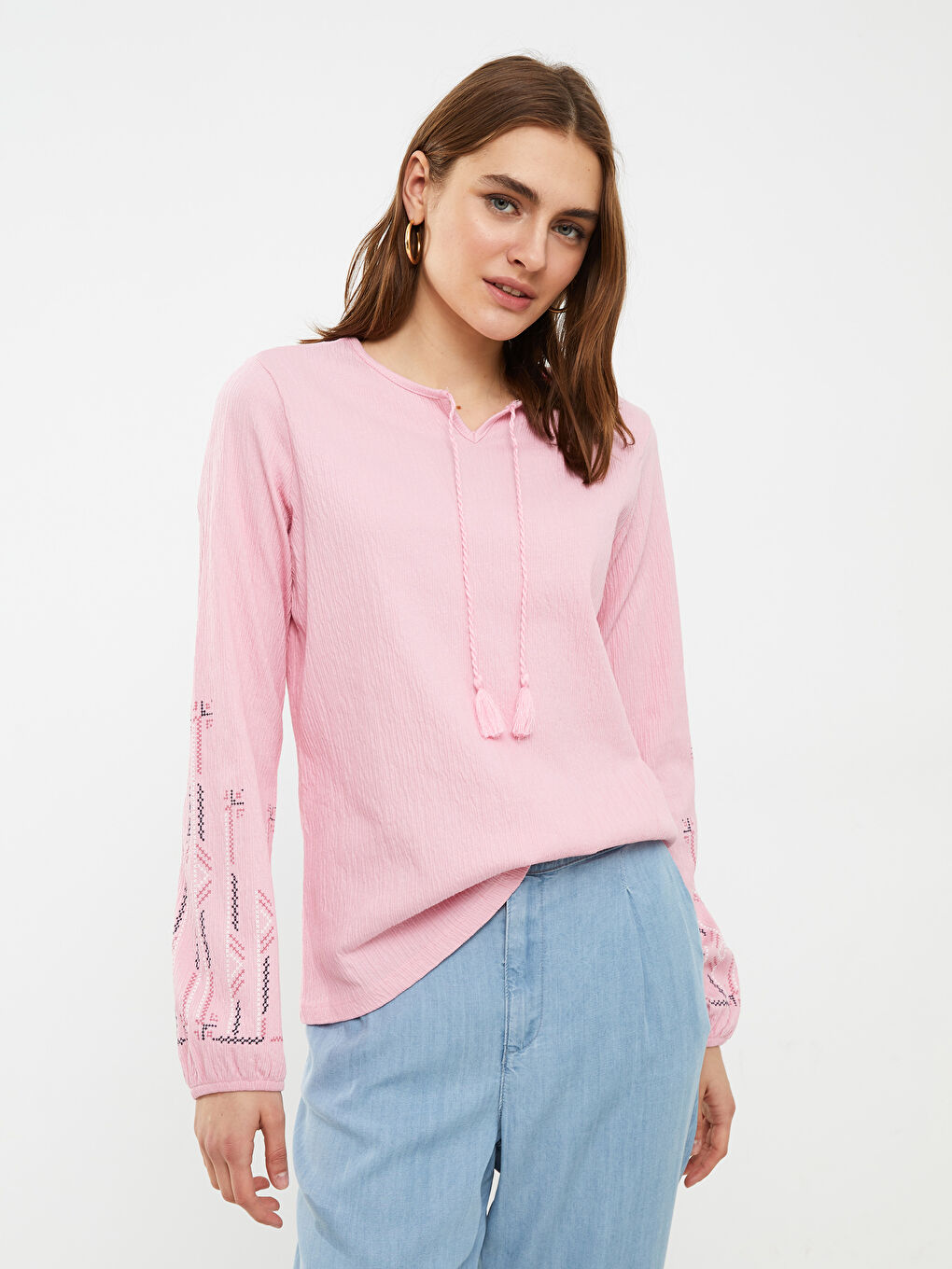 Blouse pour Femmes à Manches Longues avec Col Lavallière Brodé-1